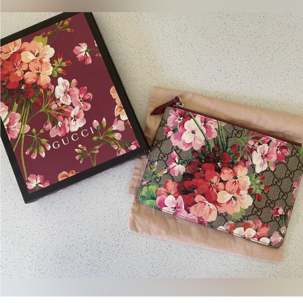 Gucci GG Supreme blooms print pouch